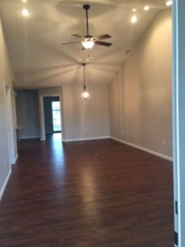 Building Photo - 321 Lauren Cir Dr