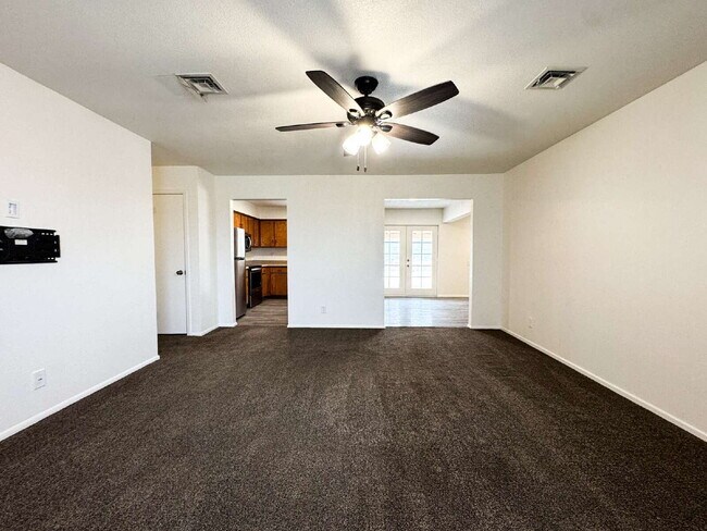 Building Photo - "Centrally located 3 bedroom, 2 bathroom H...