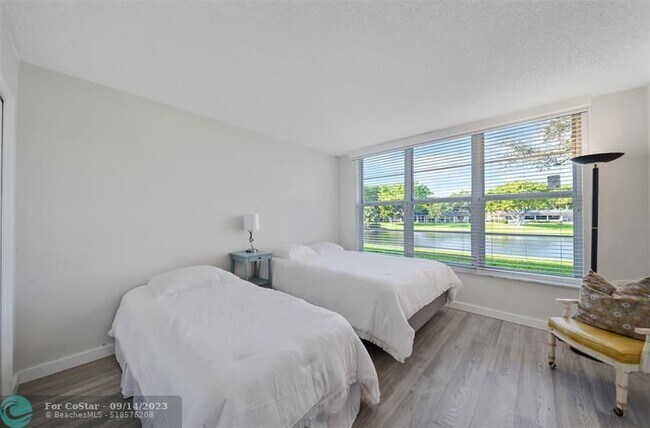 Building Photo - 3611 Oaks Clubhouse Dr