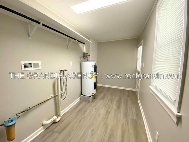 Building Photo - 8623 Plantation Rd