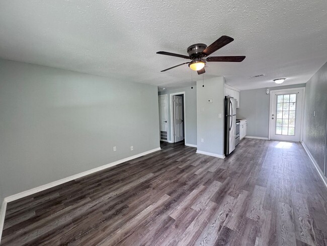 Primary Photo - 2 Bedroom 1 Bath Duplex with Washer/Dryer!...