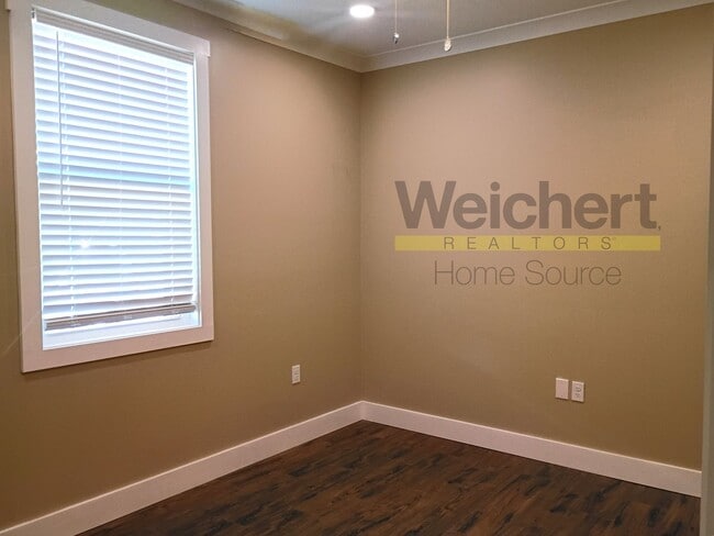 Building Photo - Walkable Downtown Apartment with Washer & Dryer