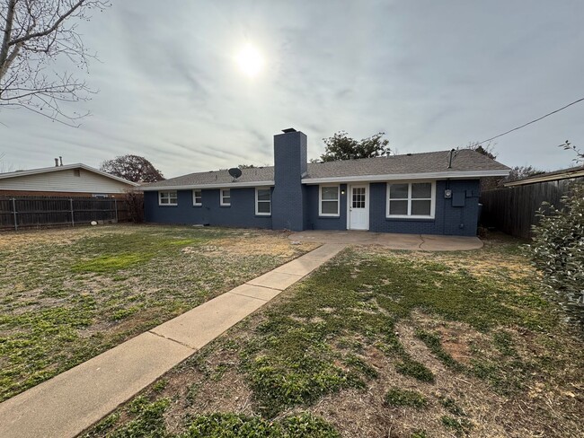 Building Photo - Newly Remodeled 3 bed 2 bath