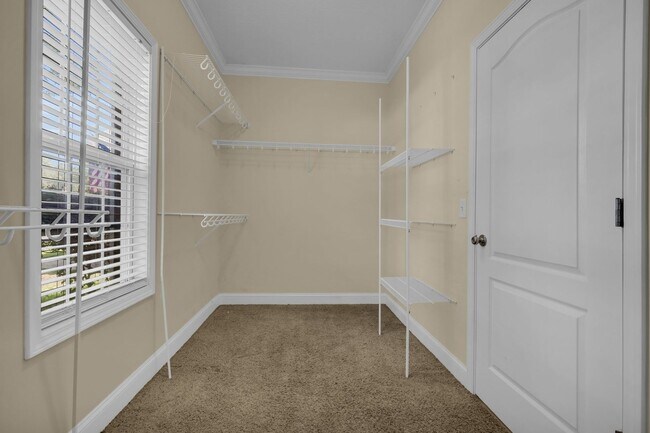 Building Photo - AVAILABLE LATE JULY 2025 (PET FRIENDLY)