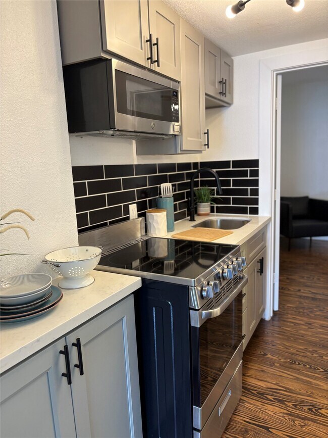 Building Photo - 415 Fairview St