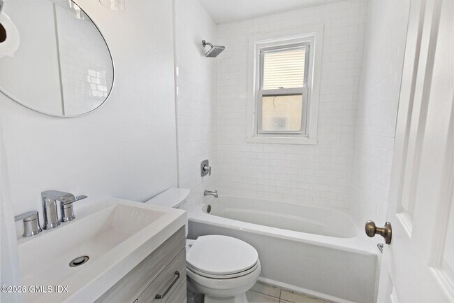 Building Photo - 10 Artic St