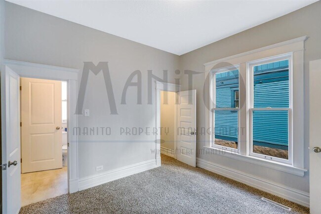 Building Photo - Charming home blocks from Kendall Yards