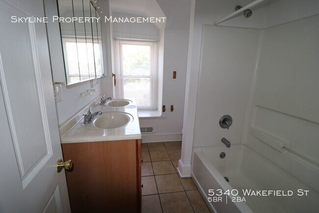 Building Photo - Beautiful Updated 5 Bedroom House