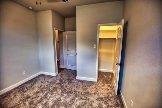 Building Photo - 912 Farm Path