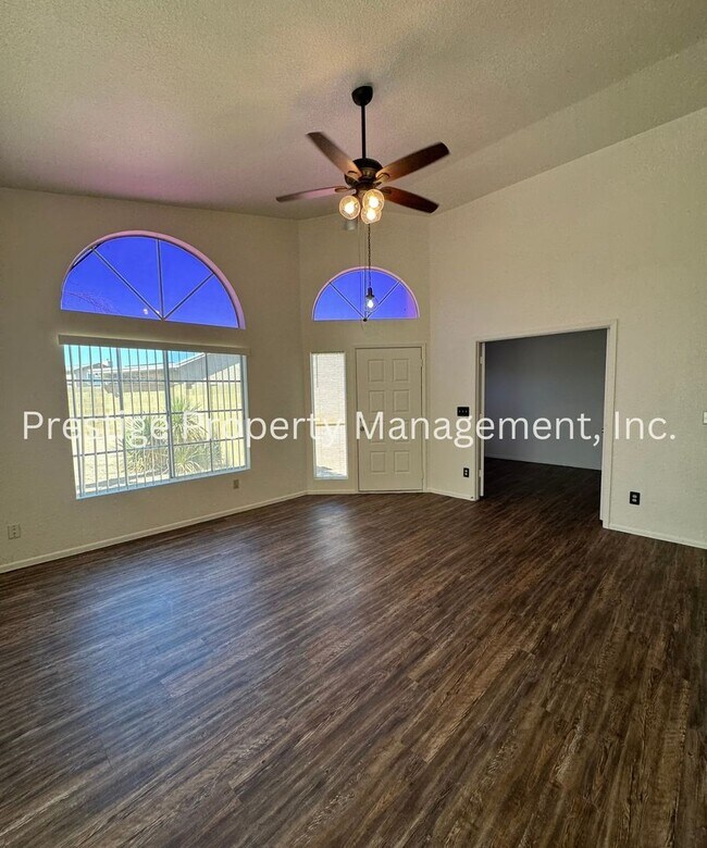 Building Photo - Very Cute South West Side 3/2!! Call Now!