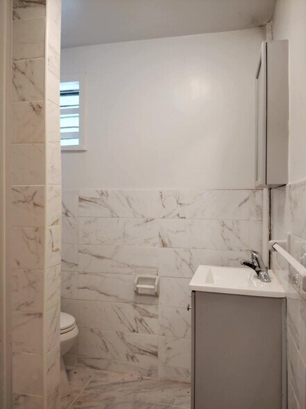 Building Photo - 556 W 161st St