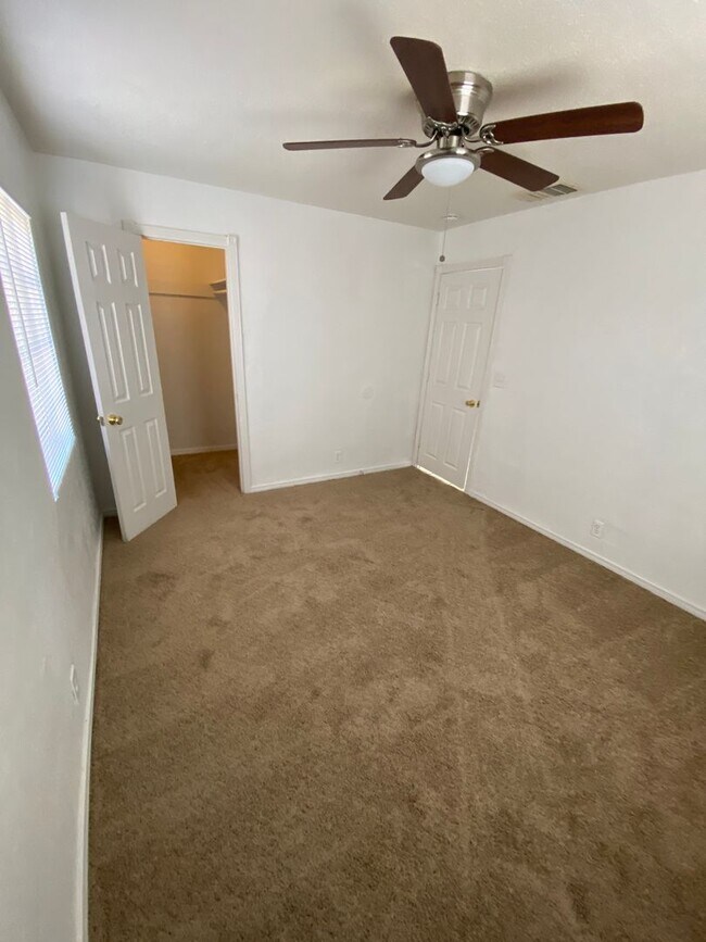 Building Photo - 3p2538