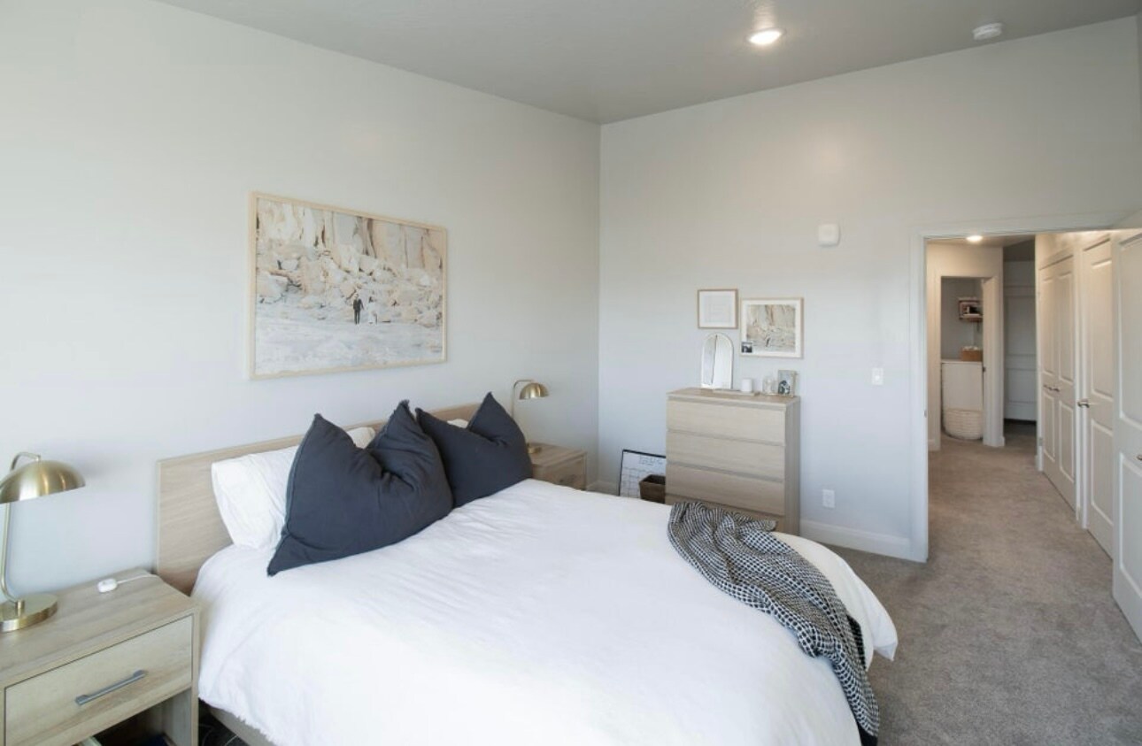 Building Photo - 128 N Lone Rock Dr