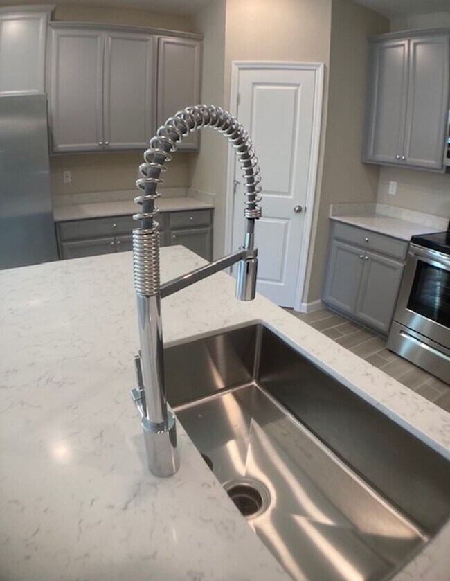 Building Photo - Comfortable 3 Bedroom Home With Great Outd...