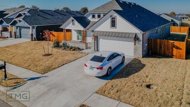 Building Photo - Lawn Care Included! 4/2.5/2 Owasso!