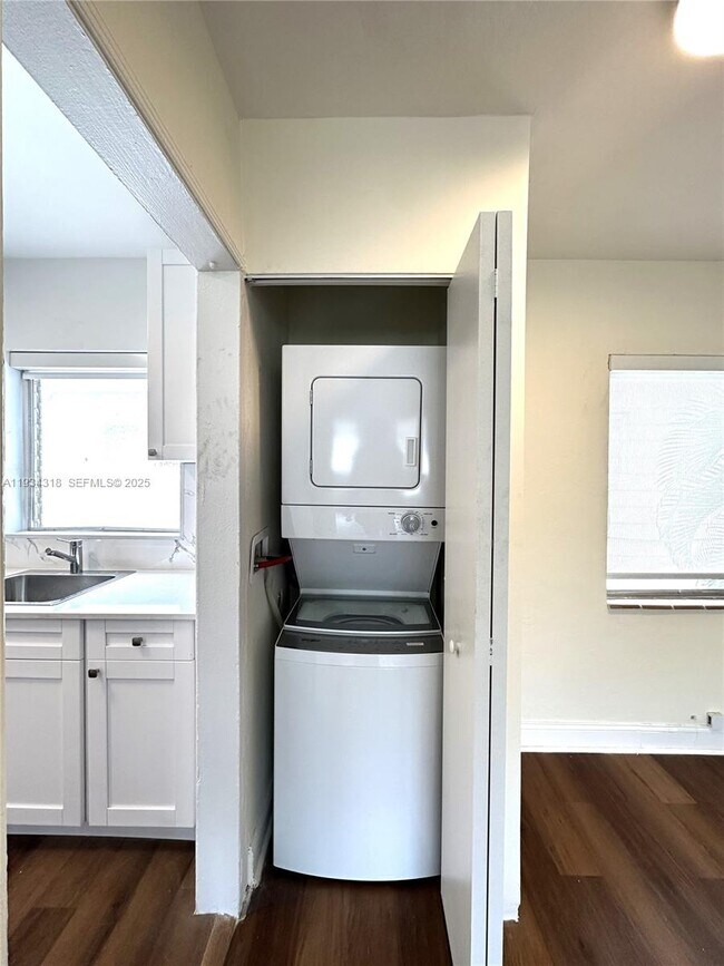 Building Photo - 1920 Biarritz Dr