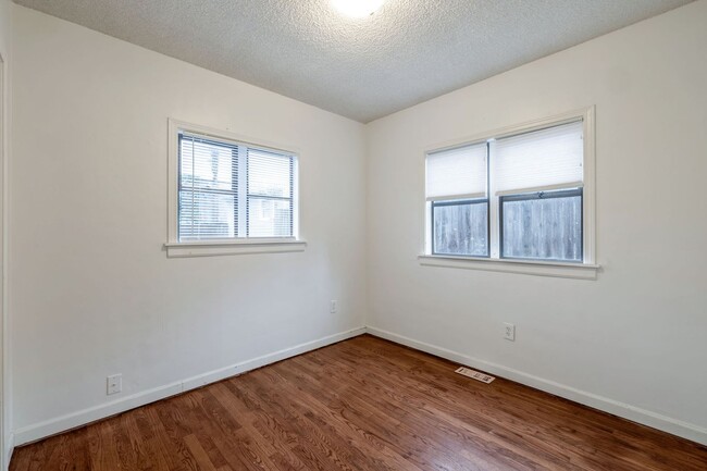 Building Photo - 6 month lease only no extensions Greenwood bungalow