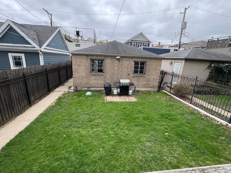 Primary Photo - 2427 W Warner Ave