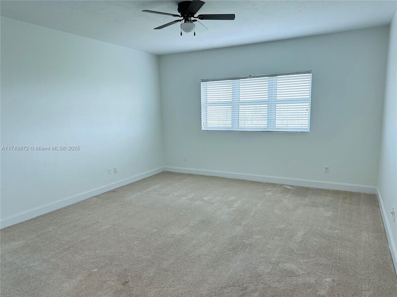 Building Photo - 14951 Royal Oaks Ln