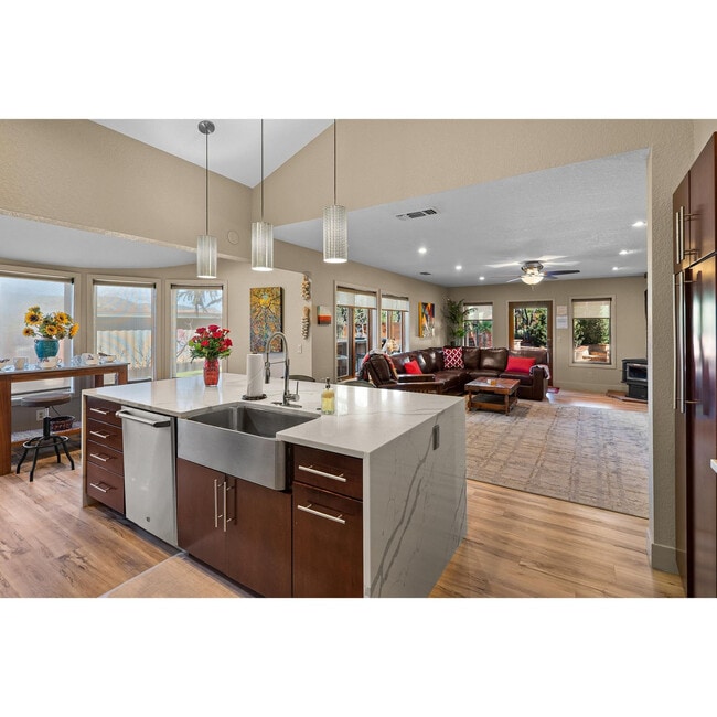 Building Photo - 77 Wild Horse Mesa Dr