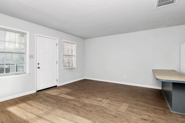 Building Photo - Lovely Two Bedroom Apartment Near Cotswold!