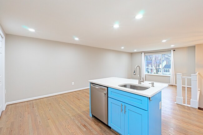 Building Photo - 9705 Locust Hill Dr