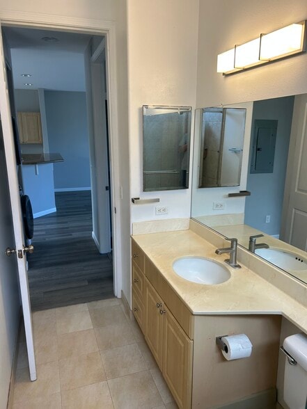Guest Bathroom looking to hallway - 75-6009 Alii Dr
