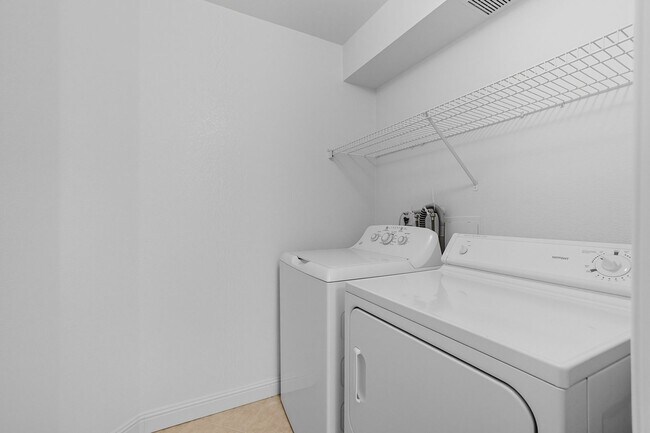 Building Photo - Beautifully maintained 1-story condo in Re...