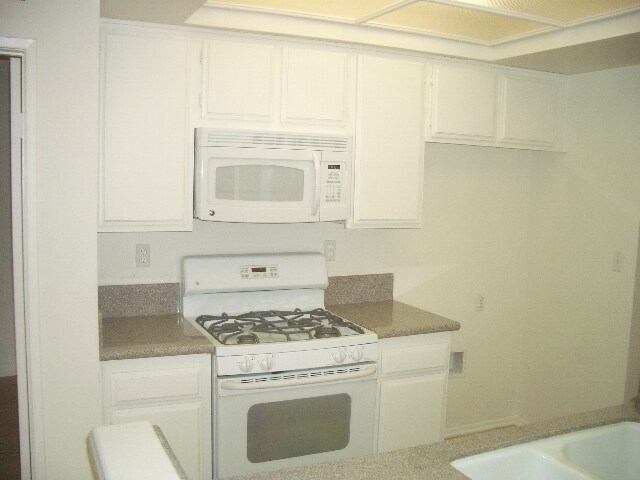 Building Photo - 7211 Cozycroft Ave