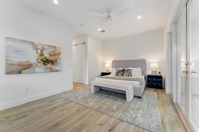 Building Photo - 1121 SW 2nd Ct