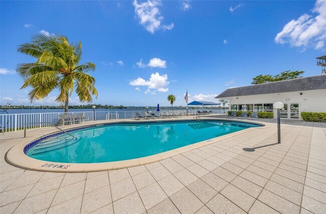 Building Photo - 1175 NE Miami Gardens Dr