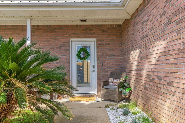 Building Photo - Destin 3 Bedroom Townhome with a Garage!