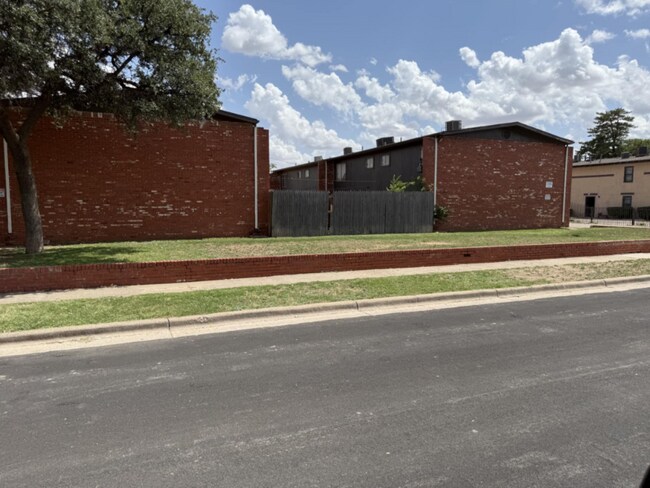 Building Photo - 1303 65th Dr