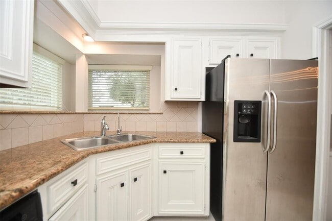 Building Photo - 7614 Club Lake Dr