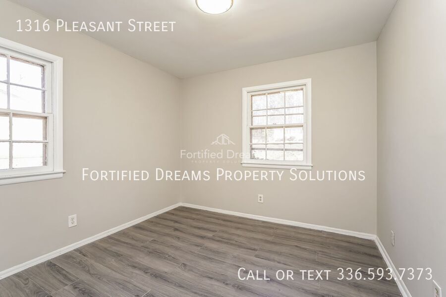Building Photo - 1316 Pleasant St