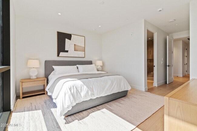 Building Photo - 5000 N Camelback Rdg Dr