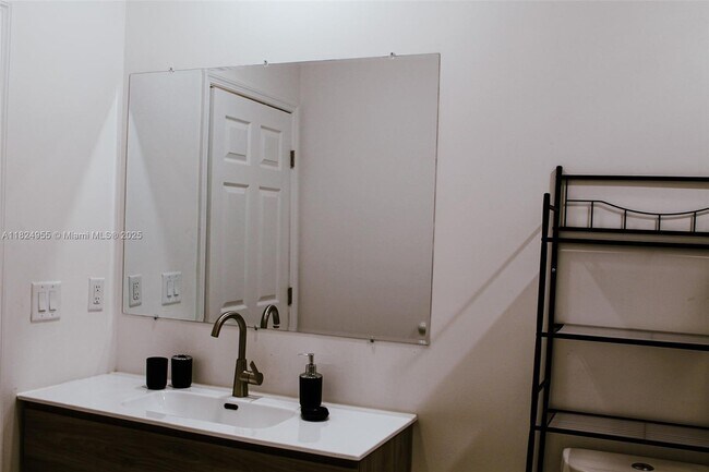 Building Photo - 674 Windermere Dr