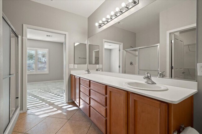 Building Photo - Lovely Home