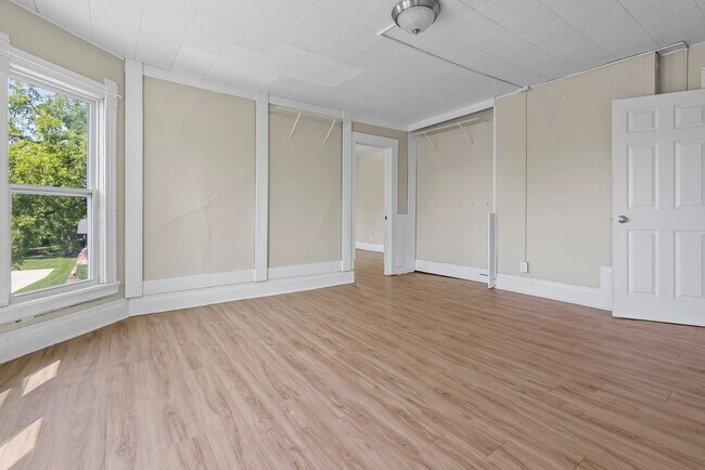 Building Photo - 1804 1/2  College St (Upper Level)
