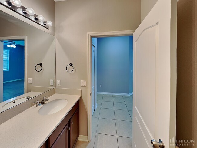 Building Photo - 2557 Isabela Terrace