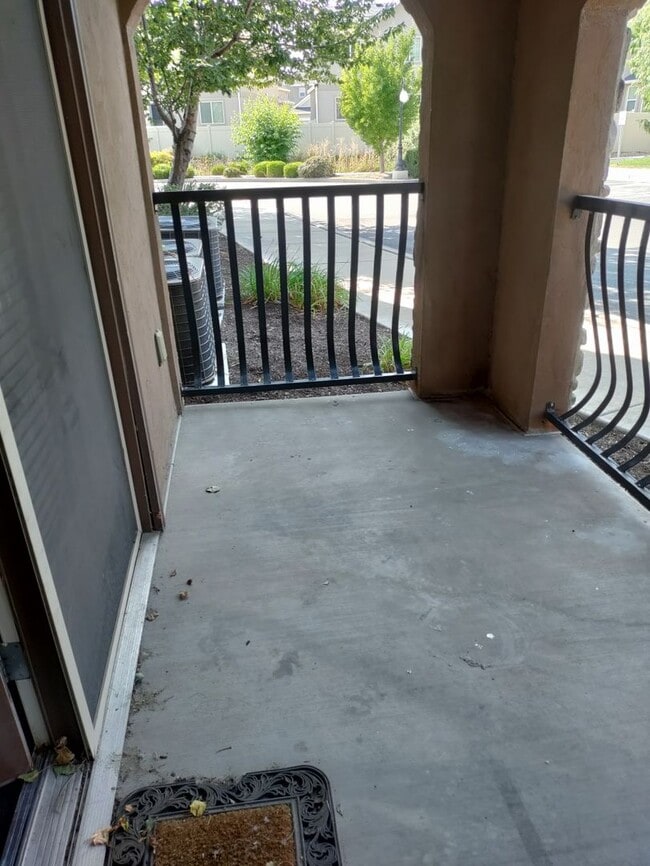 Building Photo - Gorgeous 3 BD, 2BTH Ground Floor Condo For...