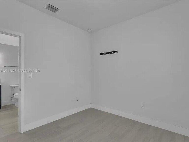 Building Photo - 4817 E 9th Ln