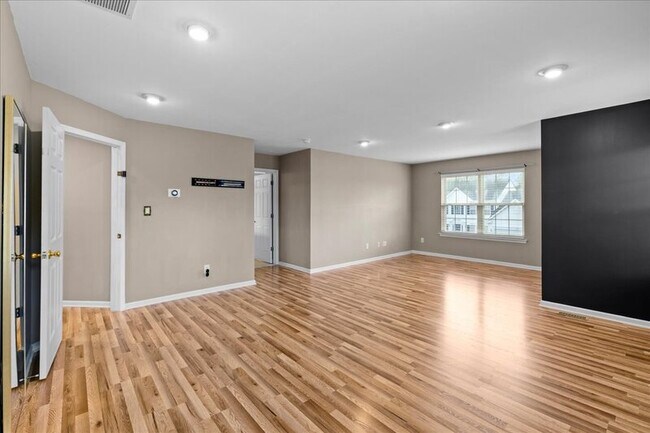 Building Photo - 49 Equestrian Dr