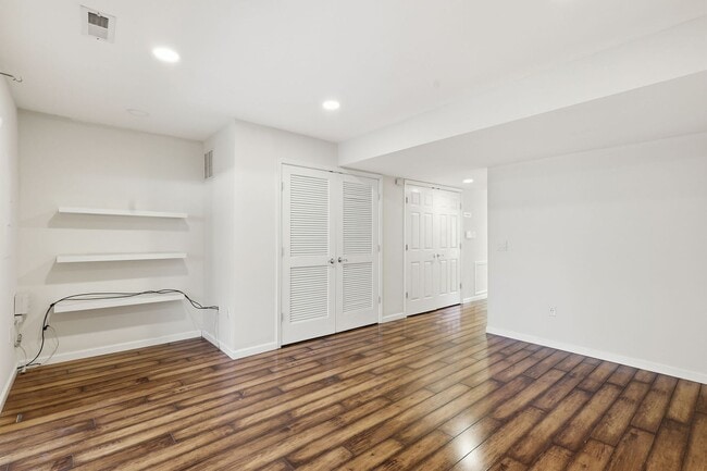 Building Photo - Unbeatable location near Lake Ridge Park and Marina, offering boating, fishing, wildlife and bird...