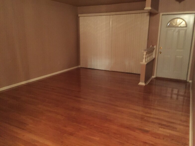 Building Photo - 2928 Belcher Dr