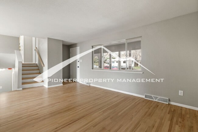 Building Photo - Gorgeous Home with Washer/Dryer and Fenced Yard