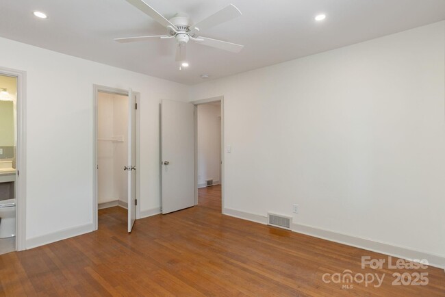 Building Photo - 10 S Oak Forest Dr