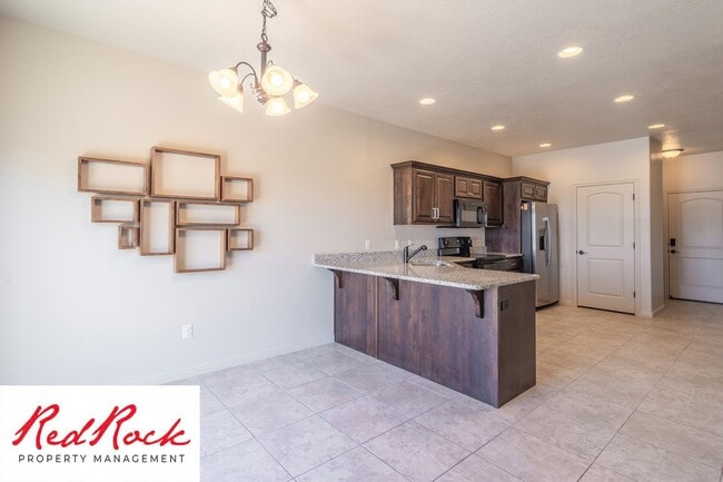 Building Photo - Lovely townhome with Community Pool!