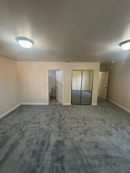 Building Photo - 1229 W 60th St