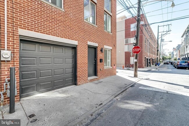 Building Photo - 228 W George St